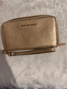 Michael Kors Metallic Rose Gold Saffiano Wristlet in jet set collection